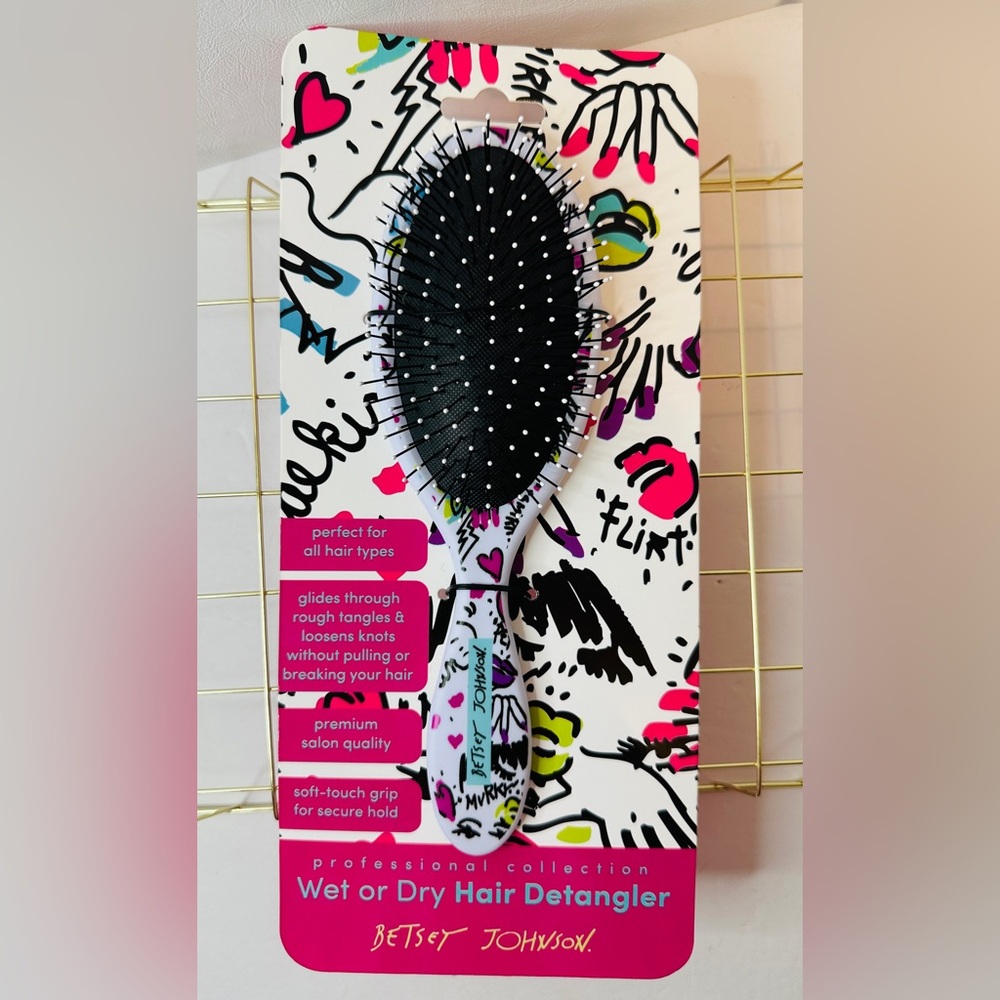 New Betsey Johnson Pro Collection Wet/Dry
Hair Detangler Brush